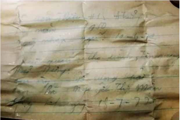 Mảnh giấy đựng trong chai thủy tinh cho biết đầy đủ thông tin về liệt sĩ Đỗ Văn Triệu. Ảnh: H.Minh Mảnh giấy đựng trong chai thủy tin cho biết đầy đủ thông tin về liệt sĩ Đỗ Văn Triệu. Ảnh: H.Minh