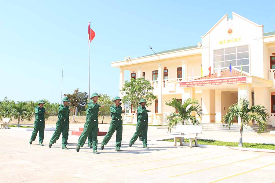 Các chiến sĩ mới tập điều lệnh đội ngũ. Ảnh: Phương Dung