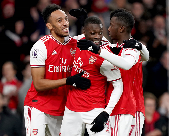 Niềm vui của các cầu thủ Arsenal sau khi giành chiến thắng ngoạn mục trước Everton - AFP