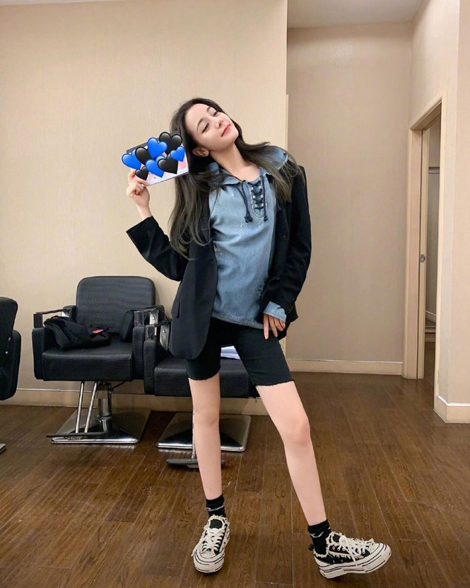 Dù ảnh đi sự kiện, ảnh đời thường hay ảnh chụp vội của fans, đôi chân của Nhiệt Ba vẫn khiến người nhìn phải trầm trồ vì quá hoàn hảo.