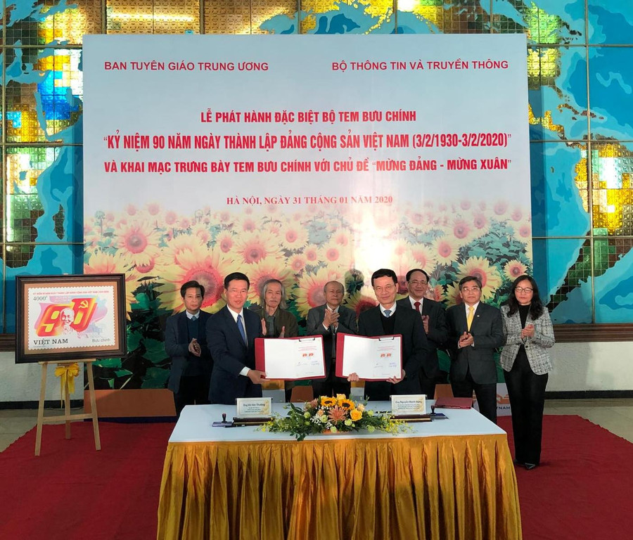 Đồng chí Võ Văn Thưởng, Ủy viên Bộ Chính trị, Bí thư Trung ương Đảng, Trưởng Ban Tuyên giáo Trung ương và Bộ trưởng Bộ Thông tin và Truyền thông Nguyễn Mạnh Hùng cùng ký phát hành Bộ tem. Ảnh:VGP/Hiền Minh Đồng chí Võ Văn Thưởng, Ủy viên Bộ Chính trị, Bí thư Trung ương Đảng, Trưởng Ban Tuyên giáo Trung ương và Bộ trưởng Bộ Thông tin và Truyền thông Nguyễn Mạnh Hùng cùng ký phát hành Bộ tem. Ảnh:VGP/Hiền Minh