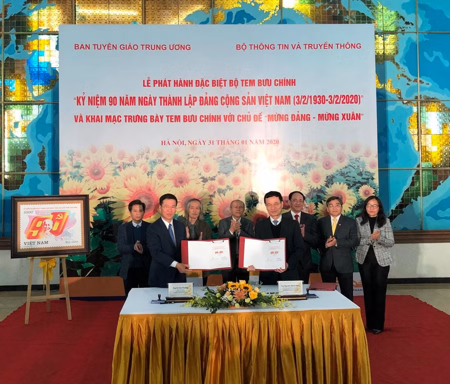 Đồng chí Võ Văn Thưởng, Ủy viên Bộ Chính trị, Bí thư Trung ương Đảng, Trưởng Ban Tuyên giáo Trung ương và Bộ trưởng Bộ Thông tin và Truyền thông Nguyễn Mạnh Hùng cùng ký phát hành Bộ tem. Ảnh:VGP/Hiền Minh