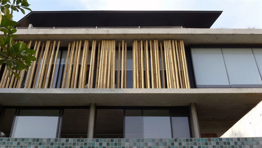 Đối với ngôi nhà tuyệt vời ở Singapore này, Eco-id Architects lại áp dụng ý tưởng tạo ra một màn tre đầy ngẫu hứng tương phản với lớp gạch men và bê tông thô, tạo nên cấu trúc thú vị và thân thiện với môi trường. Tấm màn tre tựa hồ như một chiếc chuông gió khổng lồ tạo nên những âm thanh trong trẻo du dương theo nhịp điệu của làn gió.