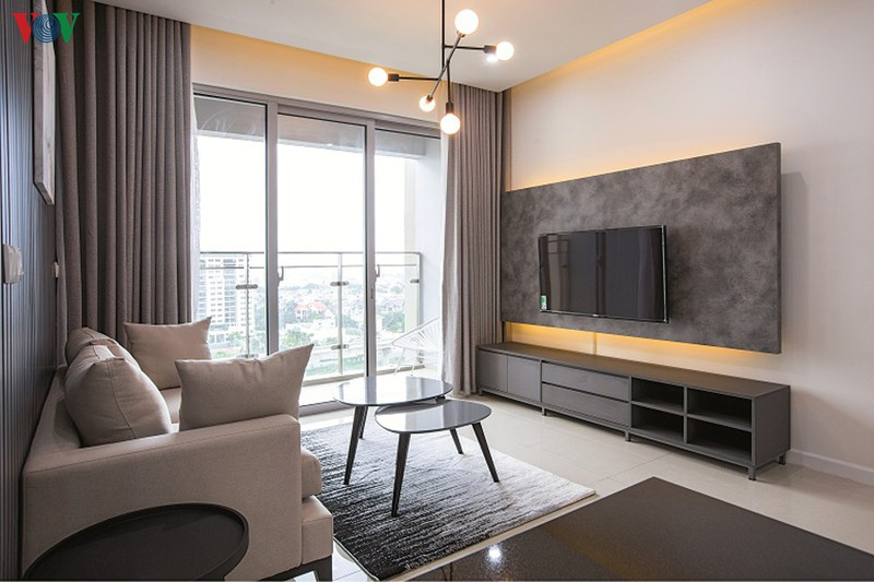 Phòng khách kế bên logia với ô cửa lớn nhiều ánh sáng. Phía trong cửa là hệ rèm hai lớp giúp điều tiết ánh sáng cho từng hoàn cảnh cụ thể. Phòng khách kế bên logia với ô cửa lớn nhiều ánh sáng. Phía trong cửa là hệ rèm hai lớp giúp điều tiết ánh sáng cho từng hoàn cảnh cụ thể.