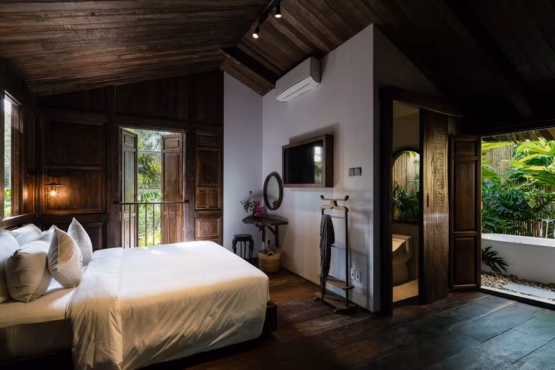 Phòng tắm và nhà vệ sinh khép kín, tạo thuận lợi trong sinh hoạt. Phòng tắm và nhà vệ sinh khép kín, tạo thuận lợi trong sinh hoạt.