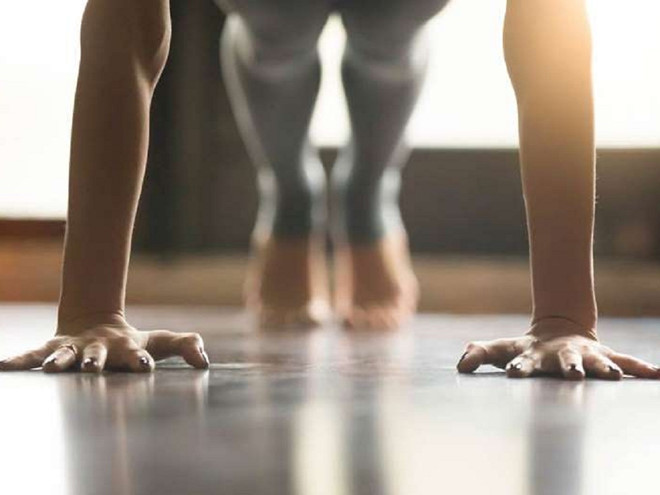 Plank là bài tập rất hiệu quả giúp rèn luyện sức mạnh của các nhóm cơ bụng, hông và lưng dưới - Ảnh minh họa: Shutterstock