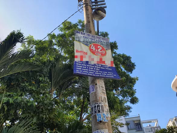 Cột điện thành nơi quảng cáo nhà đất... - Ảnh: M.D.