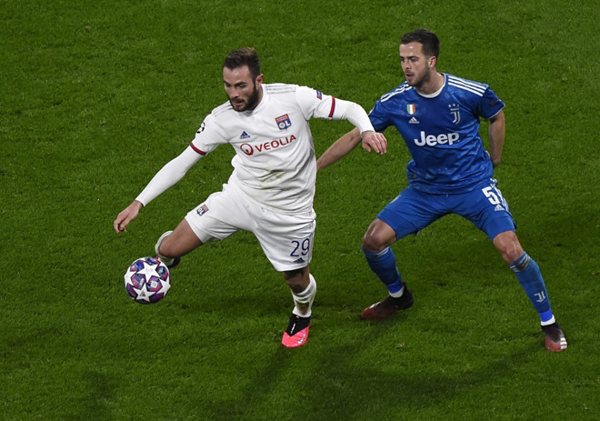 Xung quanh Ronaldo luôn có rất đông các cầu thủ Lyon - AFP