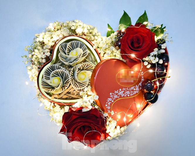 Không phải ngẫu nhiên mà chocolate được chọn là món quà phổ biến nhất trong ngày lễ tình nhân. Nếm một miếng chocolate bạn sẽ cảm nhận được đầy đủ các vị chát đắng, ngọt bùi...