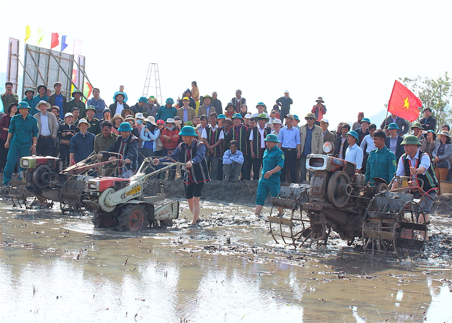 Các đồng chí lãnh đạo tỉnh và huyện Chư Sê xuống đồng cày ruộng, phát động sản xuất vụ Đông Xuân 2020. Ảnh: Hồng Thi