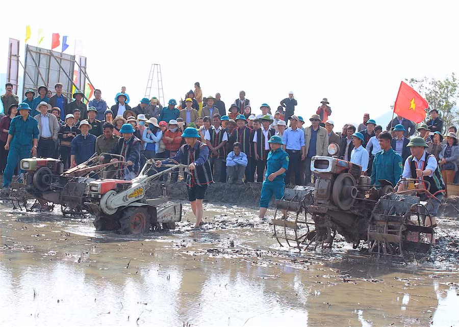 Các đồng chí lãnh đạo tỉnh và huyện Chư Sê xuống đồng cày ruộng, phát động sản xuất vụ Đông Xuân 2020. Ảnh: Hồng Thi