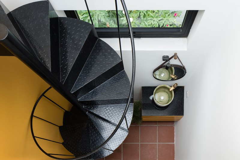  Chiếc cầu thang hình xoắn ốc kết nối các tầng bên trên.