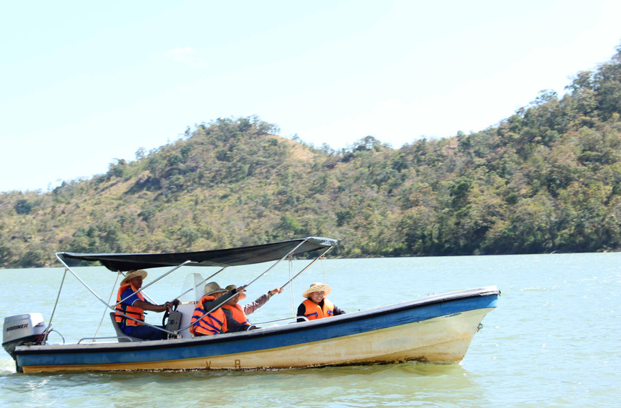  Tham quan dã ngoại trong lòng hồ. Ảnh: Nguyễn Diệp