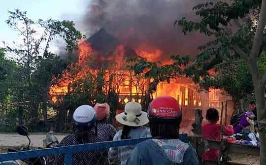 Ngôi nhà đã bốc cháy dữ dội. Ảnh: Văn Ngọc