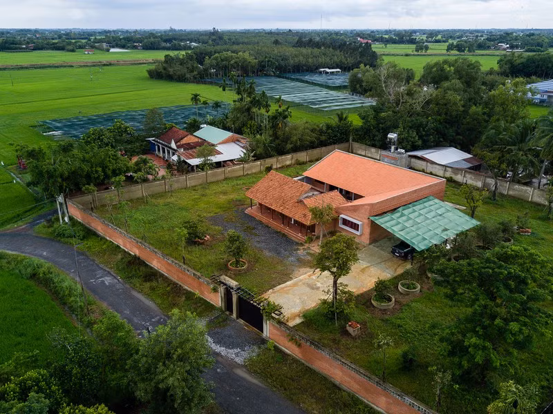 Khoảng tường bao xung quanh được xây bằng gạch đỏ và lợp ngói theo kiểu mái Thái.