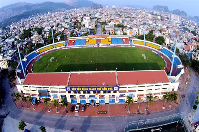 Toàn cảnh sân Cẩm Phả - CLB Than Quảng Ninh