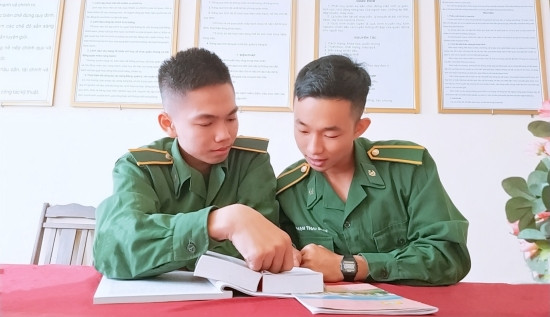 Trung sĩ Phạm Thái Sơn (bên phải) trao đổi kiến thức học tập với đồng đội tại Học viện Biên phòng. Ảnh: V.L Trung sĩ Phạm Thái Sơn (bên phải) trao đổi kiến thức học tập với đồng đội tại Học viện Biên phòng. Ảnh: V.L