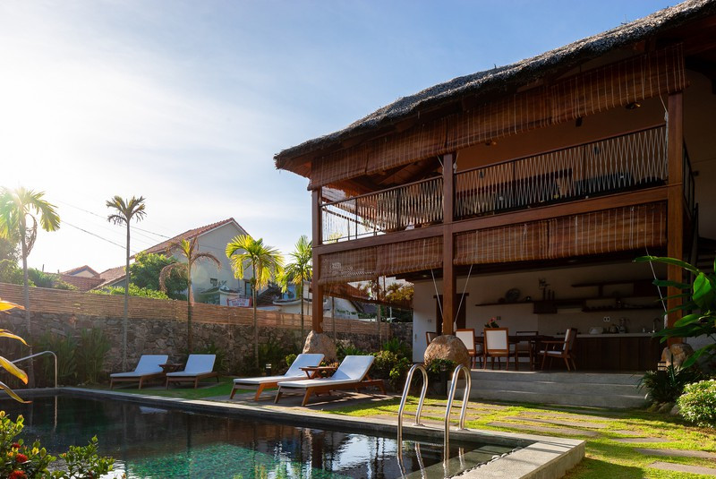 Thách thức của công trình này là phải đưa linh hồn kiến trúc địa phương vào bên trong, nhưng vẫn đảm bảo cho căn biệt thự chịu được một mùa mưa kéo dài và một mùa đông lạnh.