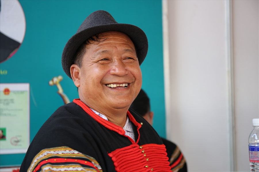 Ông Khăm Phết Lào hằng ngày bốc thuốc và làm từ thiện giúp đời. Ảnh: HL Ông Khăm Phết Lào hằng ngày bốc thuốc và làm từ thiện giúp đời. Ảnh: HL