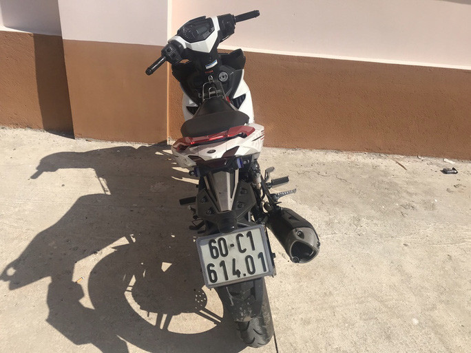 Chiếc xe máy đối tượng dùng làm phương tiện cướp giật. Chiếc xe máy đối tượng dùng làm phương tiện cướp giật.