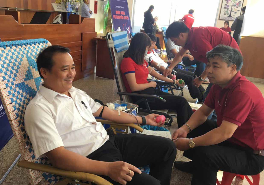 Đông đảo cán bộ, công nhân viên, người lao động của Công ty tham gia hiến máu tình nguyện. Ảnh: Hồng Ngọc