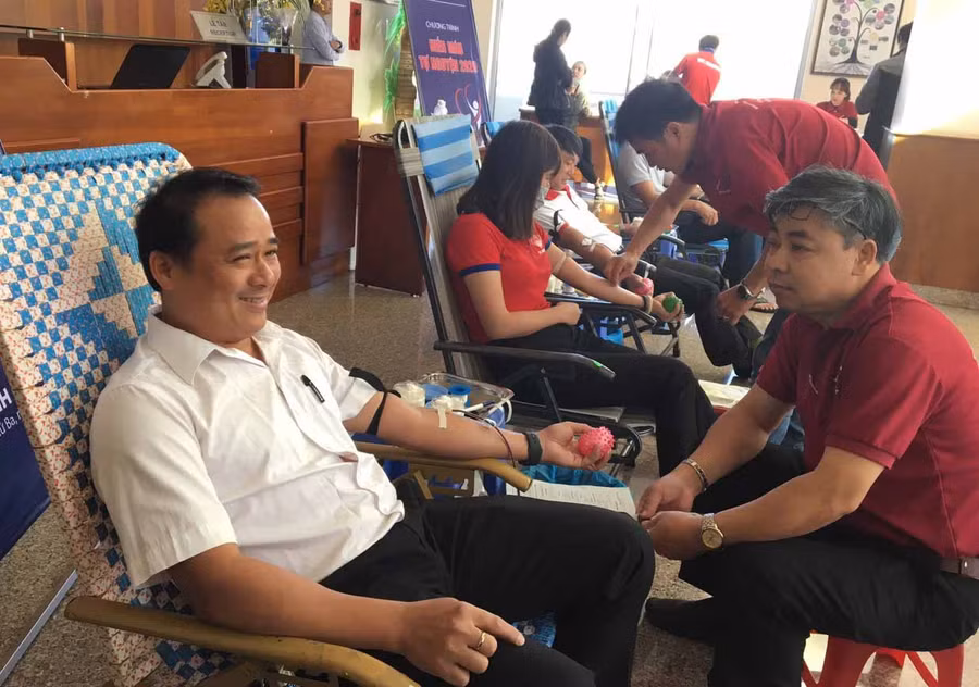 Đông đảo cán bộ, công nhân viên, người lao động của Công ty tham gia hiến máu tình nguyện. Ảnh: Hồng Ngọc