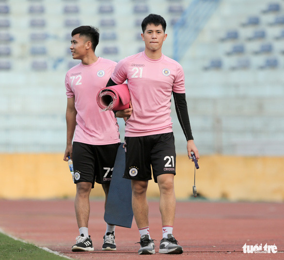 Trung vệ 23 tuổi nhiều khả năng sẽ ngồi dự bị ở trận này. Người đá thay anh bên cạnh Duy Mạnh có thể là trung vệ Nguyễn Thành Chung - Ảnh: HỮU TẤN Trung vệ 23 tuổi nhiều khả năng sẽ ngồi dự bị ở trận này. Người đá thay anh bên cạnh Duy Mạnh có thể là trung vệ Nguyễn Thành Chung - Ảnh: HỮU TẤN