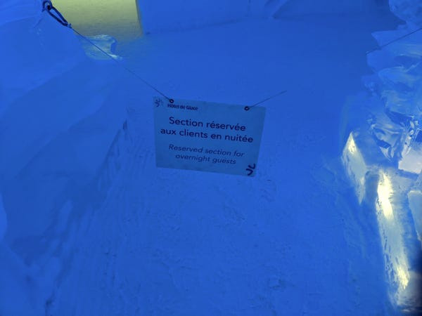 Bất cứ ai cũng có thể ra vào ở hành lang khách sạn. Tuy nhiên, khu vực ngủ nghỉ chỉ dành cho khách ngủ qua đêm. Bất cứ ai cũng có thể ra vào ở hành lang khách sạn. Tuy nhiên, khu vực ngủ nghỉ chỉ dành cho khách ngủ qua đêm.