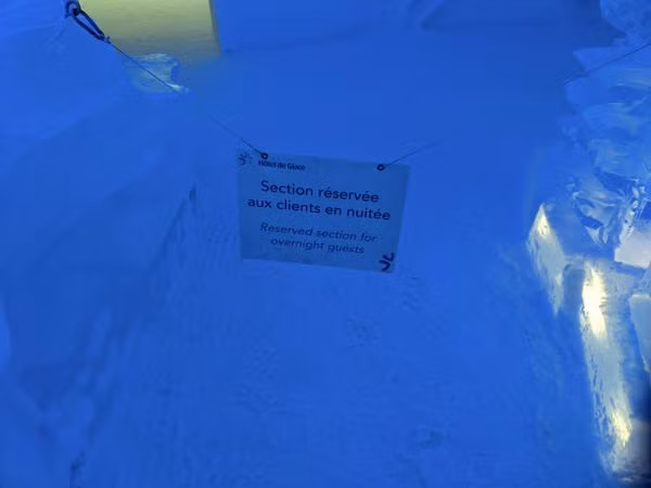 Bất cứ ai cũng có thể ra vào ở hành lang khách sạn. Tuy nhiên, khu vực ngủ nghỉ chỉ dành cho khách ngủ qua đêm.