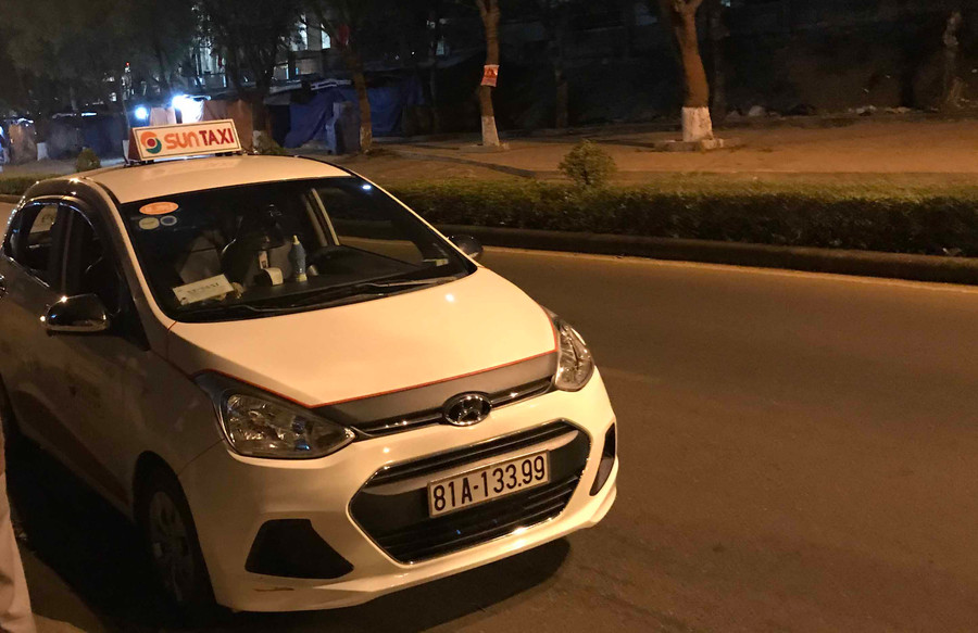 Trên xe taxi vẫn còn nhiều vết máu của anh Sang. Ảnh: Văn Ngọc