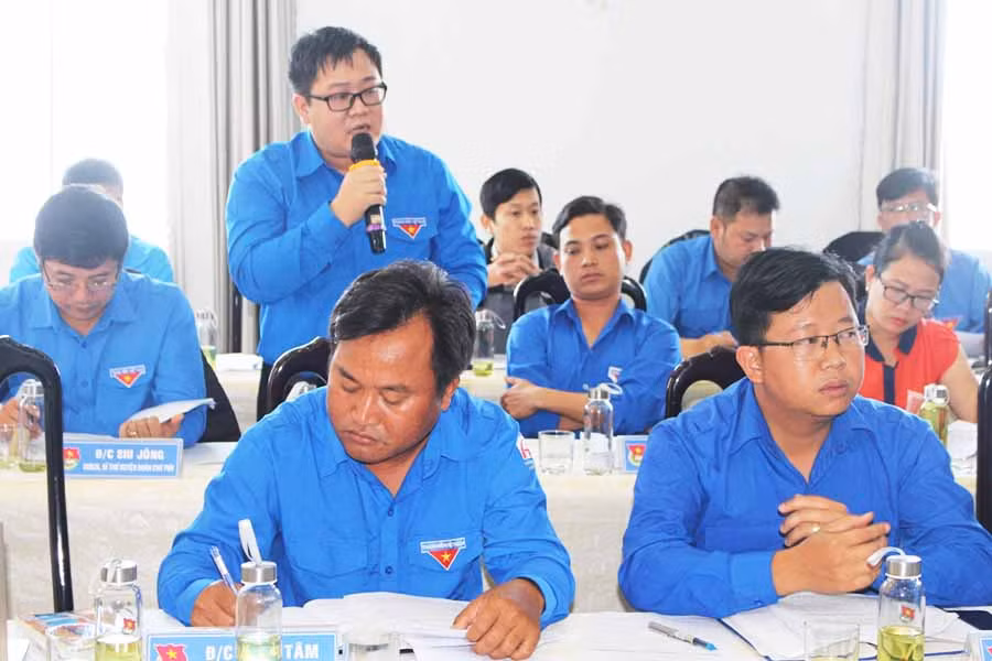 Anh Nguyễn Chí Hiếu-Ủy viên Ban Chấp hành Tỉnh Đoàn phát biểu ý kiến tại hội nghị. Ảnh P.L