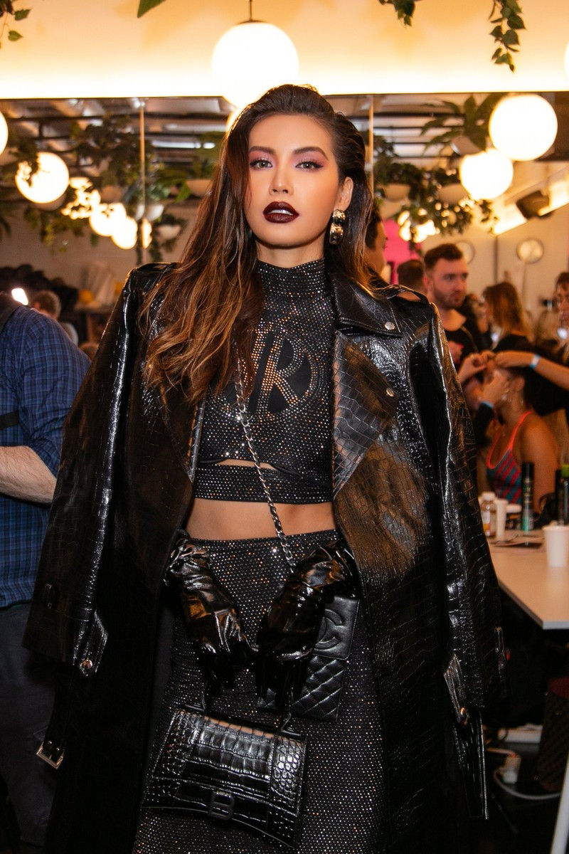 Cô chọn cho mình set đồ màu đen với áo crop top cao cổ, chân váy ôm dài cùng áo khoác da bên ngoài kết hợp với khuyên tai bản to, túi Chanel đeo chéo khiến tổng thể tuy đơn sắc nhưng lại rất nổi bật, cuốn hút và toát lên thần thái quyền lực của người đẹp. Được biết, từ make up đến kiểu tóc trong layout này đều được chính tay Minh Tú khéo léo thực hiện. Cô chọn cho mình set đồ màu đen với áo crop top cao cổ, chân váy ôm dài cùng áo khoác da bên ngoài kết hợp với khuyên tai bản to, túi Chanel đeo chéo khiến tổng thể tuy đơn sắc nhưng lại rất nổi bật, cuốn hút và toát lên thần thái quyền lực của người đẹp. Được biết, từ make up đến kiểu tóc trong layout này đều được chính tay Minh Tú khéo léo thực hiện.