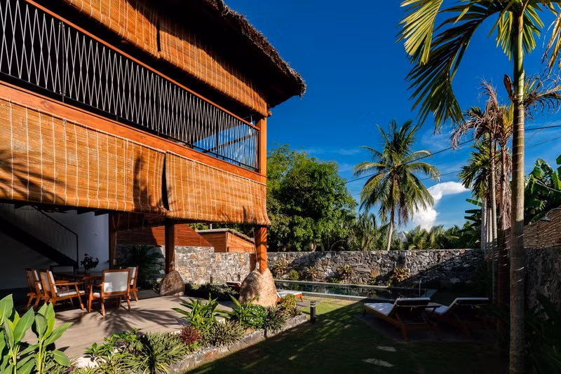 Giải pháp đưa ra là tất cả các chức năng được sắp xếp theo chiều dọc, để tầng trệt mở, linh hoạt và dễ dàng di chuyển trong trường hợp mực nước dâng cao trong mùa mưa lớn.