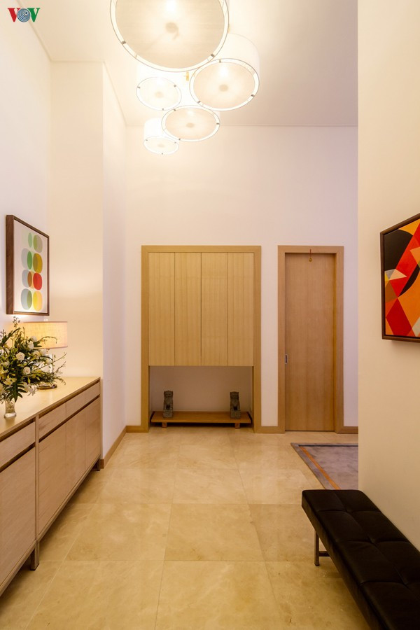 Hành lang nội bộ rộng rãi, sinh động bởi những đồ nội thất trang trí, kết hợp với đèn chiếu sáng, tranh treo tường tạo nên sự hấp dẫn thay vì đơn điệu như thường thấy. Hành lang nội bộ rộng rãi, sinh động bởi những đồ nội thất trang trí, kết hợp với đèn chiếu sáng, tranh treo tường tạo nên sự hấp dẫn thay vì đơn điệu như thường thấy.
