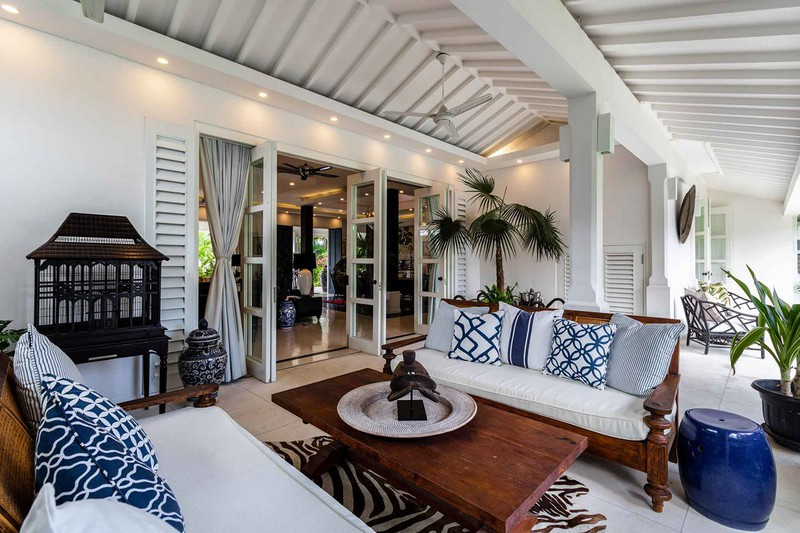 Độ đậm nhạt của màu sắc được thể hiện thành công thông qua cách sắp xếp nội thất và đồ trang trí.