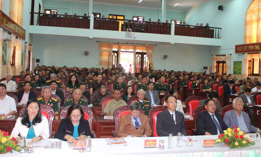 Các đồng chí lãnh đạo tỉnh tham dự lễ kỷ niệm 30 năm thành lập Hội CCB tỉnh. Ảnh: Phan Lài