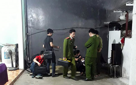 Cơ quan Công an khám nghiệm hiện trường một vụ án mạng do mâu thuẫn gia đình.