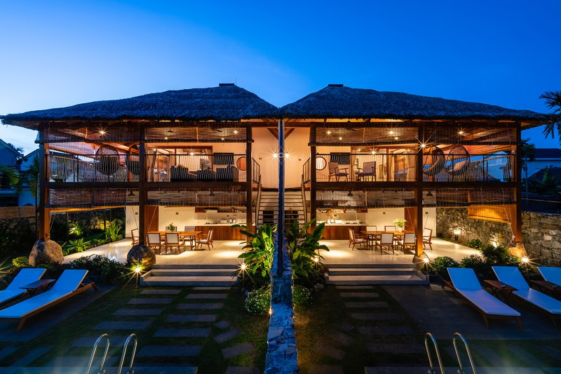 Biệt thự song lập nằm trên một khu đất rộng 600m2, tại Hội An ở tỉnh Quảng Nam. Bối cảnh xung quanh vẫn còn hoang sơ, yên bình.