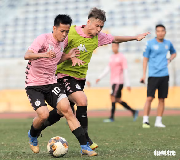 Hà Nội FC tập buổi cuối trên SVĐ Hàng Đẫy vào chiều 27-2. Ngày mai 28-2, đội di chuyển vào TP.HCM - Ảnh: HỮU TẤN