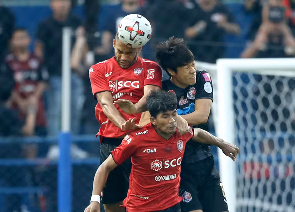 Muangthong United (áo đỏ) để thua ngược Port FC 1-2 trong trận chung kết Leo Cup 2020 - Ảnh: Muangthong United FC