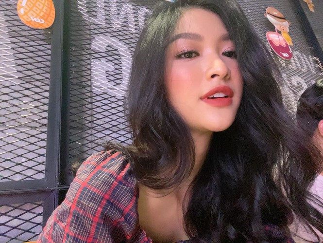 Á hậu Kiều Loan vẫn xinh đẹp hút hồn fans dù 'đầu bù tóc rối'. Á hậu Kiều Loan vẫn xinh đẹp hút hồn fans dù 'đầu bù tóc rối'.