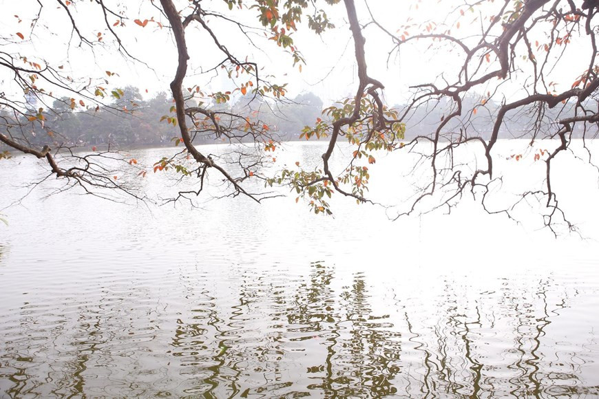 Hồ Gươm khúc giao mùa. (Ảnh: Anh Tuấn/TTXVN)