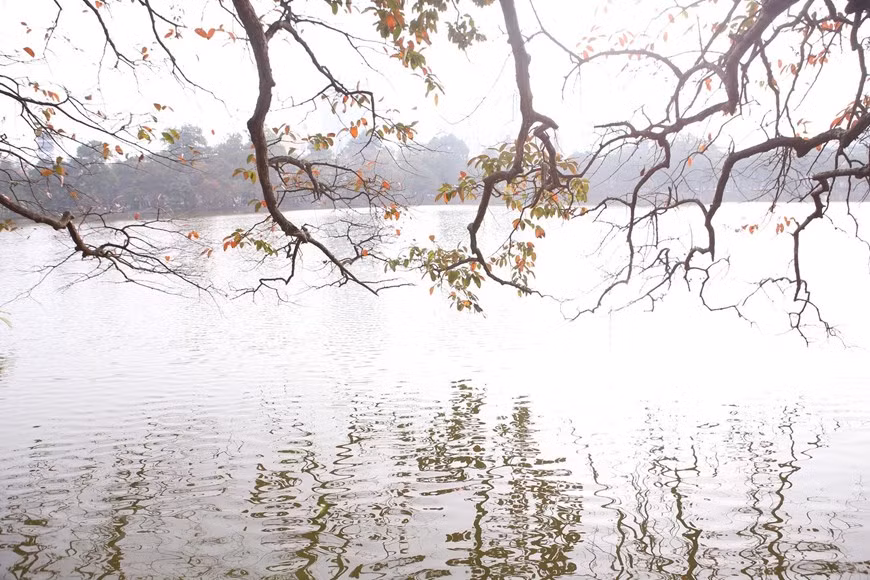 Hồ Gươm khúc giao mùa. (Ảnh: Anh Tuấn/TTXVN)