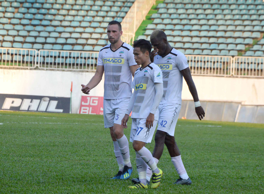 Trung vệ Damir Memovic (trái) sau khi ghi bàn vào lưới Bình Định FC. Ảnh: Minh Vỹ