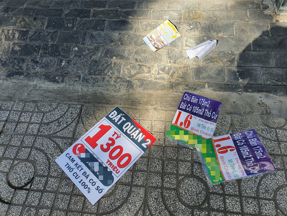 Chỉ qua đêm, các tờ quảng cáo nhà đất đã rải đầy trước cửa nhà dân ở khu Tân Tạo, Bình Tân - Ảnh: MẠNH DŨNG