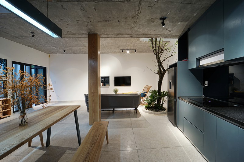 Hệ trụ cột bằng gỗ đóng vai trò chịu lực cho tổng thể công trình. Hệ trụ cột bằng gỗ đóng vai trò chịu lực cho tổng thể công trình.