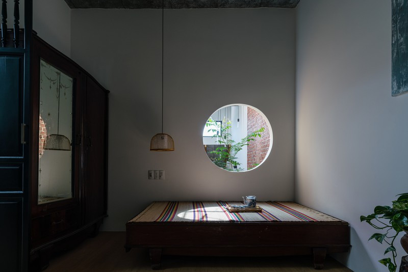 Cửa sổ hình tròn tạo sự cân bằng.