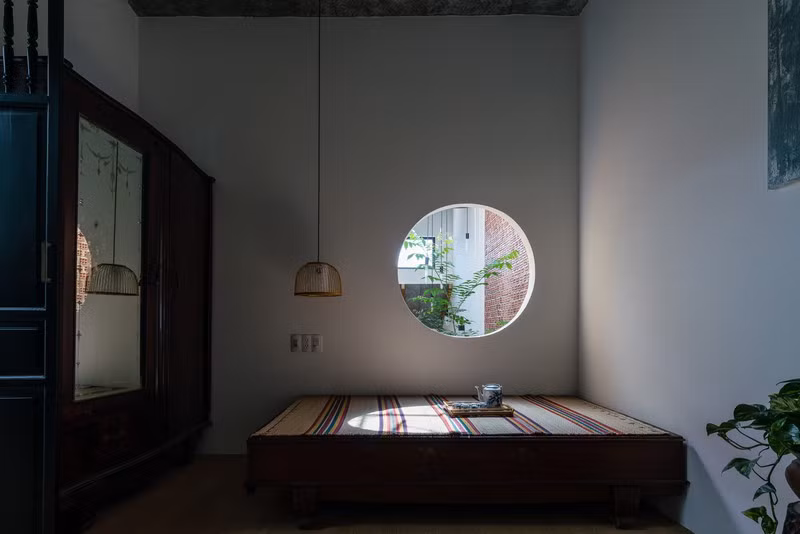 Cửa sổ hình tròn tạo sự cân bằng.