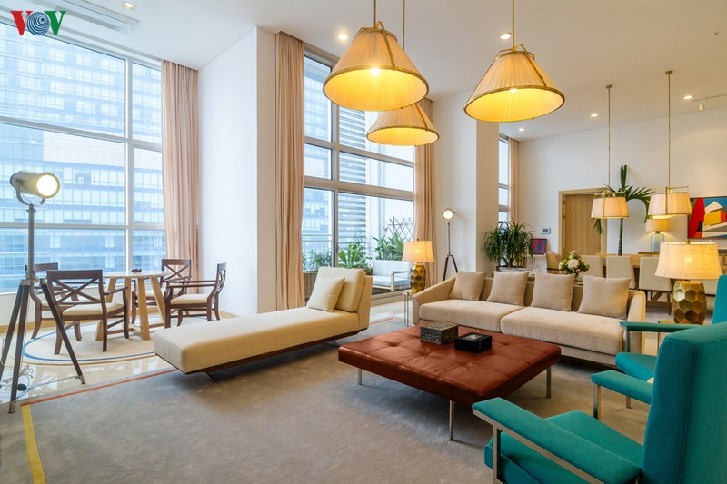 Phòng khách liên thông với phòng ăn là trung tâm, điểm kết nối các phòng chức năng khác của căn hộ, mở ra một khoảng logia dài đầy ánh sáng và thông thoáng. Bên cạnh những đồ nội thất phục vụ công năng sử dụng thì những chiếc đèn thả mang nét truyền thống là nhân tố quan trọng để để tạo nên sự hoàn chỉnh, thẩm mỹ trong không gian. Phòng khách liên thông với phòng ăn là trung tâm, điểm kết nối các phòng chức năng khác của căn hộ, mở ra một khoảng logia dài đầy ánh sáng và thông thoáng. Bên cạnh những đồ nội thất phục vụ công năng sử dụng thì những chiếc đèn thả mang nét truyền thống là nhân tố quan trọng để để tạo nên sự hoàn chỉnh, thẩm mỹ trong không gian.