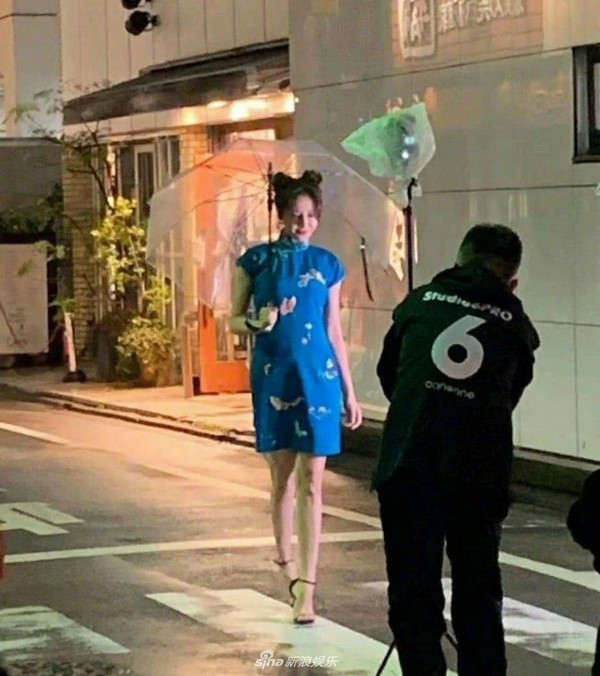  Đôi chân không chỉ dài, thẳng tắp, còn không chút mỡ thừa, hay bất kỳ tì vết nào, ngay cả vết lồi, lõm ở đầu gối cũng không đáng kể.